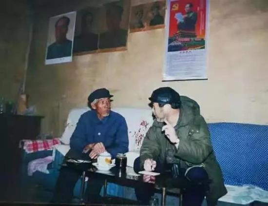 冯先生（右）在怀柔桥梓镇采访哈尔布墓地村干部丁学纯老人